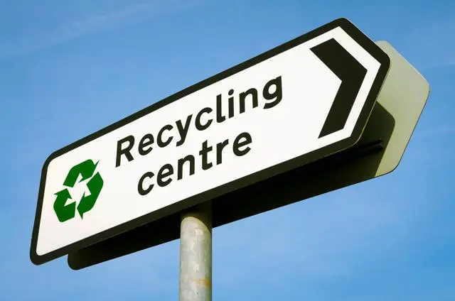 Recycling centre sign pointing to the right