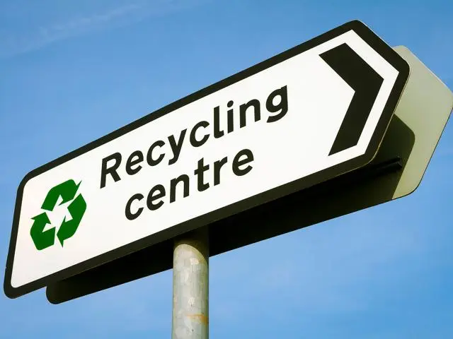 Recycling centre sign pointing to the right